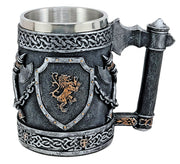 Taza medieval ornamental en resina diseño hachas y escudos