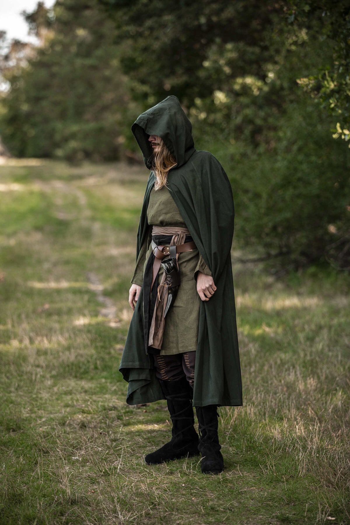 Capa medieval verde con capucha, modelo Johannes