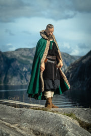 Capa vikinga en lana modelo Fjell con piel, color verde