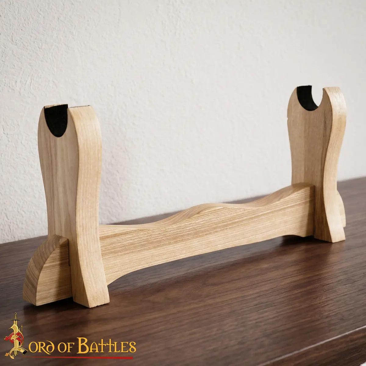 Expositor en madera clara para espadas o hachas