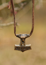 Colgante vikingo en bronce martillo de Thor, de Scania