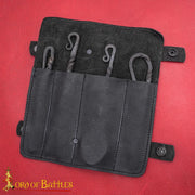 Juego de cubiertos medievales en acero inox., con funda de cuero