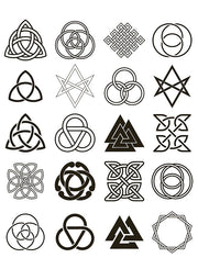 Tatuaje temporal con trisquetas celtas y otros símbolos vikingos