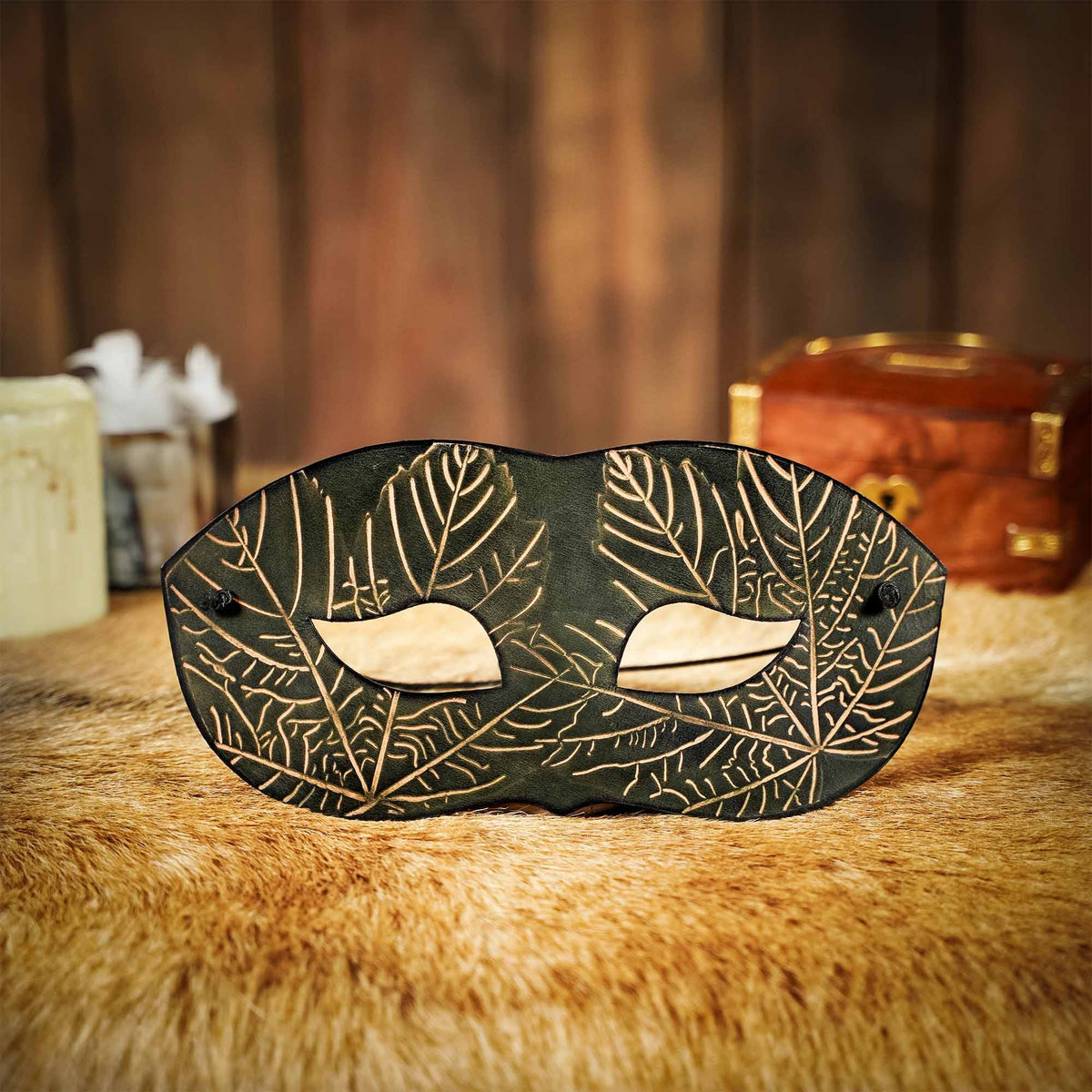 Antifaz verde en piel con motivos de hojas de arce en relieve