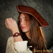 Pulsera artesanal Tudor de cuero granate con adorno de rosa