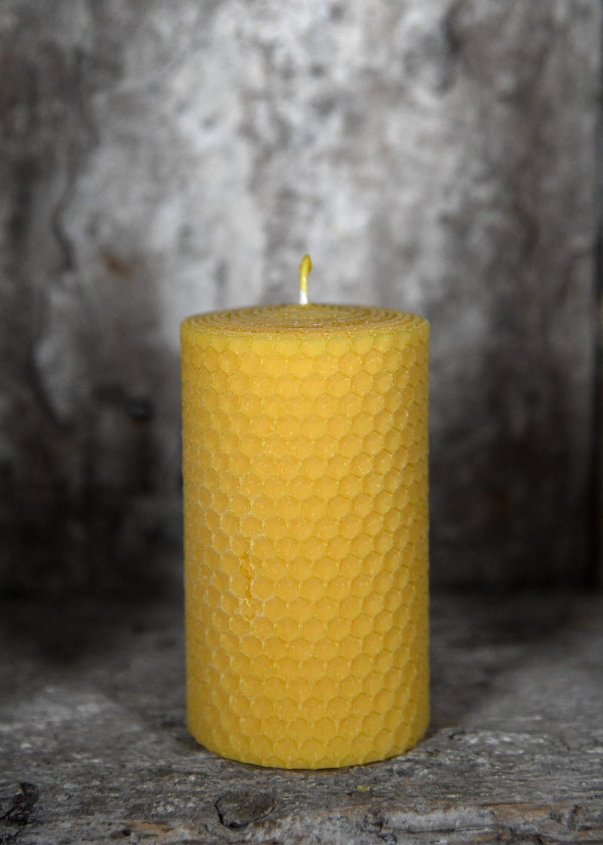 Vela de pilar de cera de abejas, 17 horas. (10x5,8 cm.)