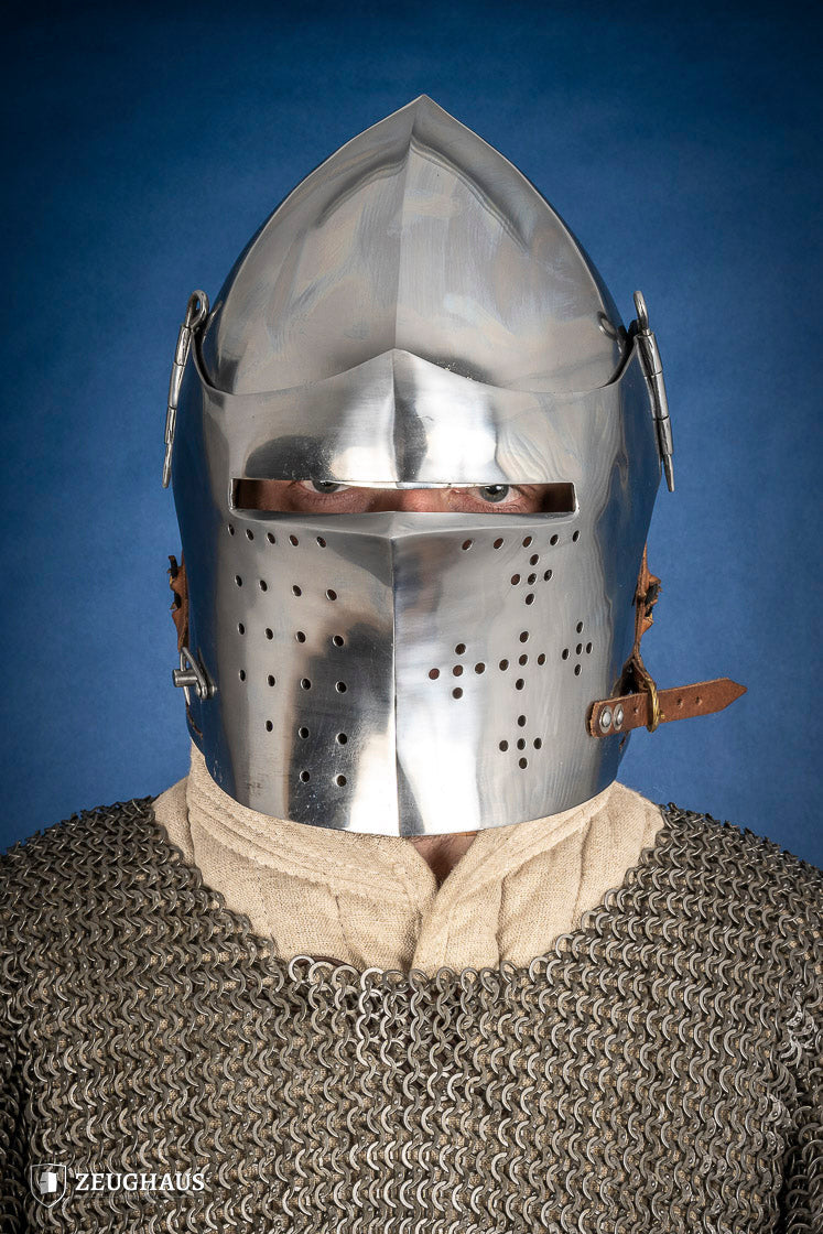 Bacinete medieval en acero con bloqueo de visera